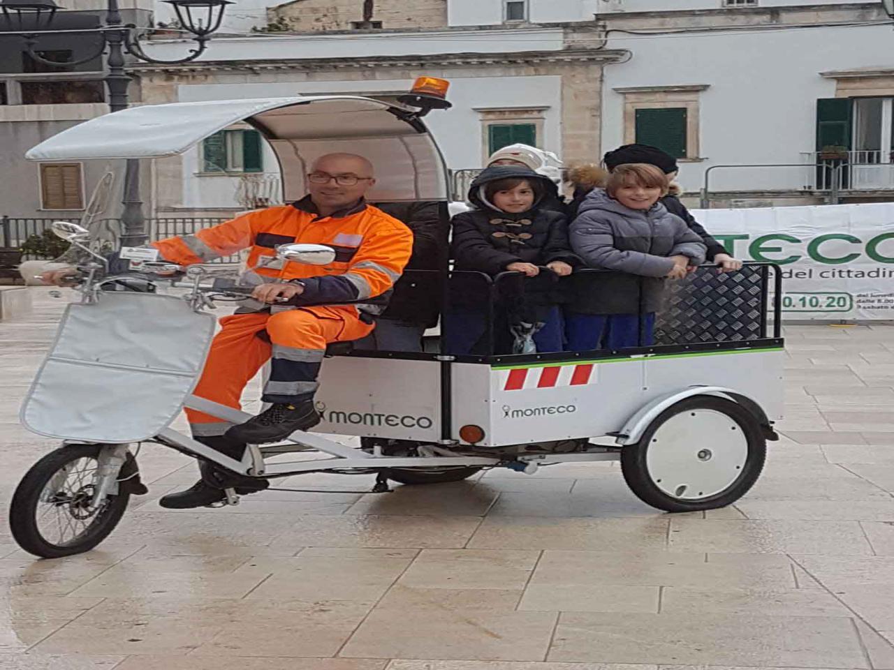 Operatore ecologico su Risciò e bimbi